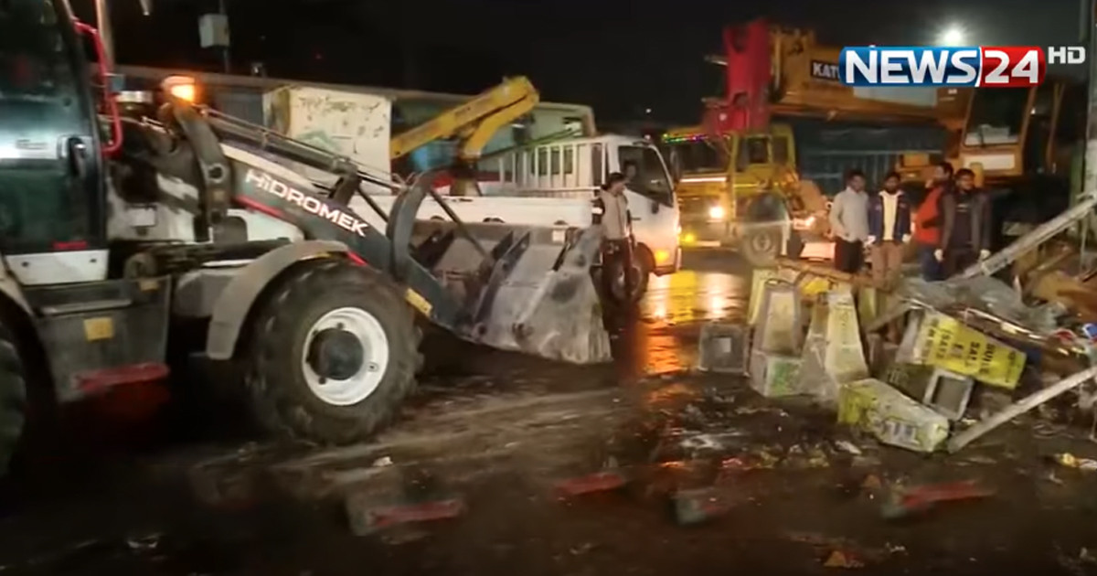 মহাখালী বাস টার্মিনাল এলাকায় অবৈধ বিলবোর্ড অপসারণ