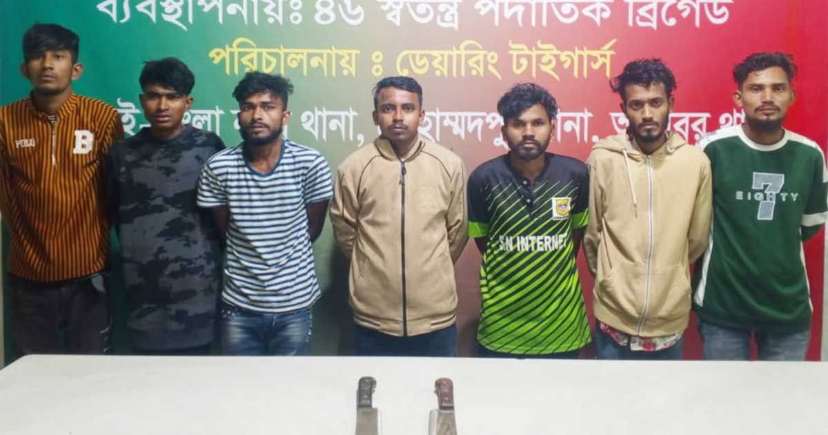 রায়েরবাজারে দুটি সামুরাইসহ কিশোর গ্যাংয়ের সাত সদস্য গ্রেপ্তার