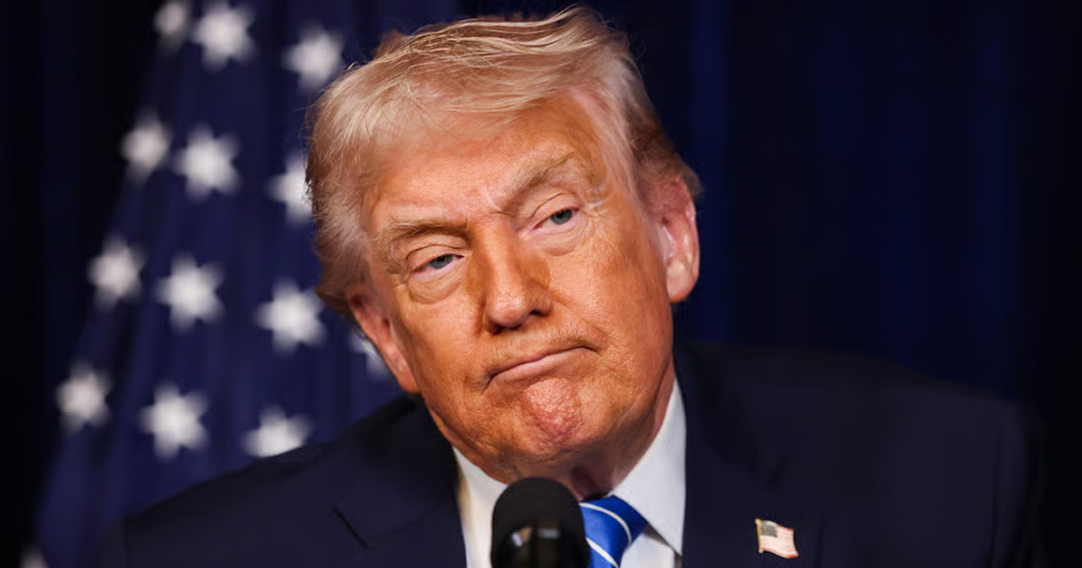 ট্রাম্পের হুশিয়ারি: ইরানের বিক্ষোভকারীদের পক্ষ নিতে প্রস্তুত যুক্তরাষ্ট্র