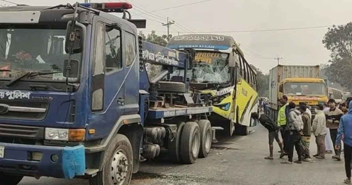 ঢাকা–চট্টগ্রাম মহাসড়কে বাস ও ট্রাকের সংঘর্ষে আহত ১০