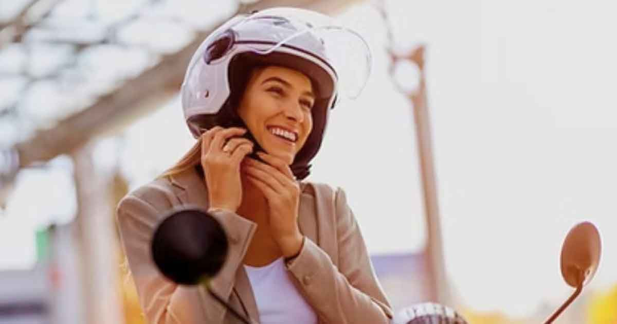 হেলমেট পরলে কি আসলেই চুল ঝরে?