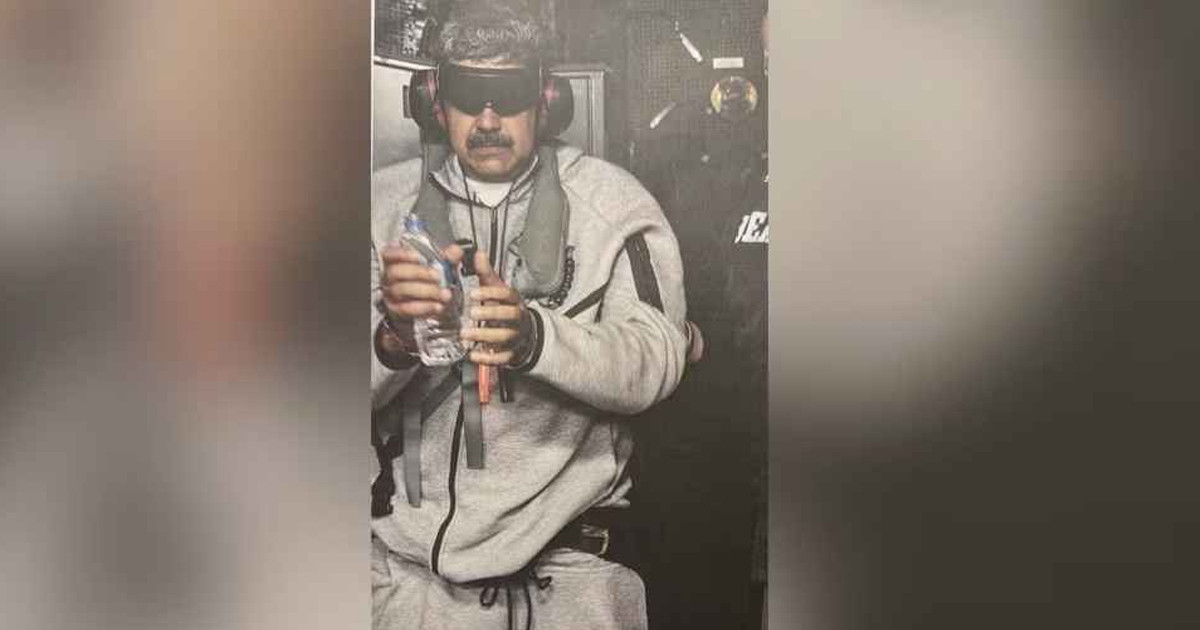 আটক মাদুরোর ছবি প্রকাশ ট্রাম্পের, বেঁধে রাখা হয়েছে চোখ