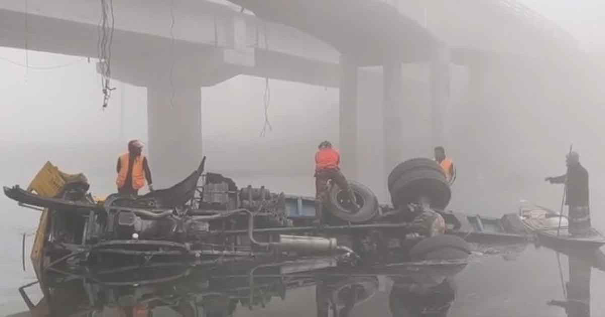 ব্রিজের রেলিং ভেঙে নদীতে পড়লো ট্রাক, চালক ও হেলপারের মৃত্যু