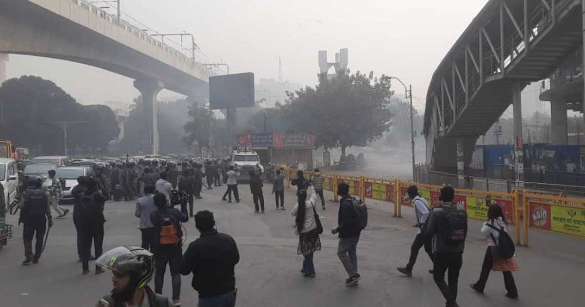 কারওয়ান বাজারে মোবাইল ফোন ব্যবসায়ীরা: সাউন্ড গ্রেনেড নিক্ষেপ, রণক্ষেত্র