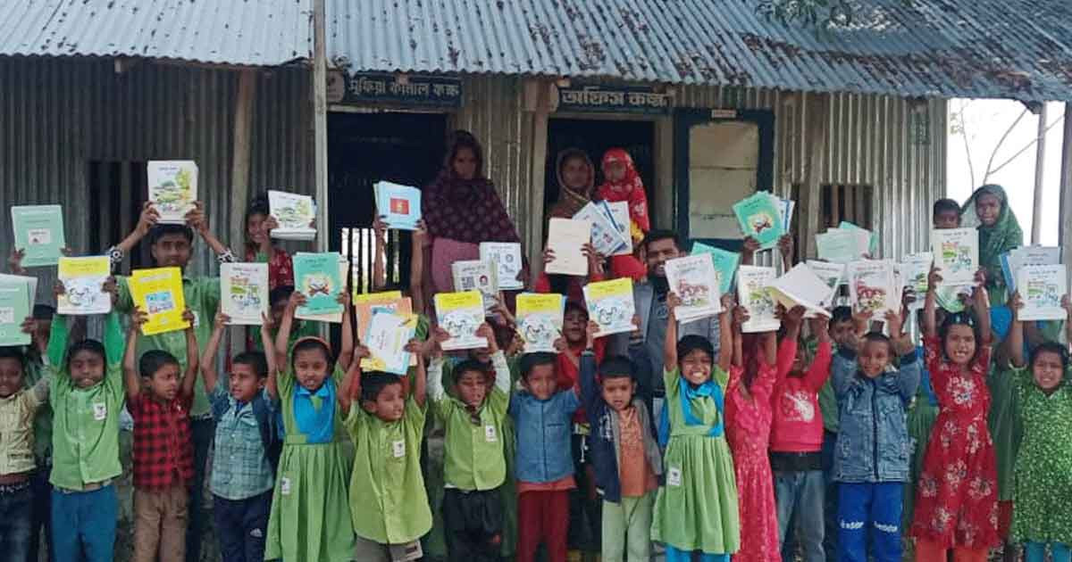 রাঙ্গাবালীতে বসুন্ধরা শুভসংঘ স্কুলে বই বিতরণ