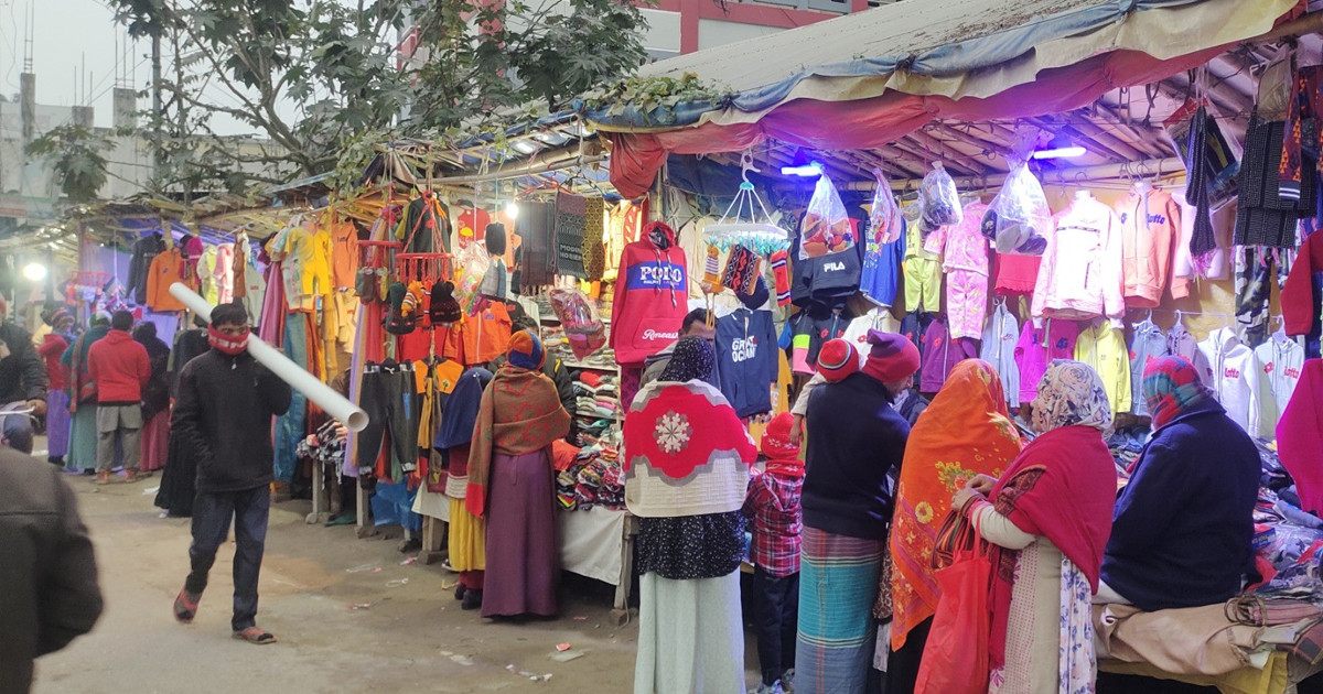 গঙ্গাচড়ায় তীব্র শীতে গরম কাপড় কিনতে ফুটপাতে ভিড়