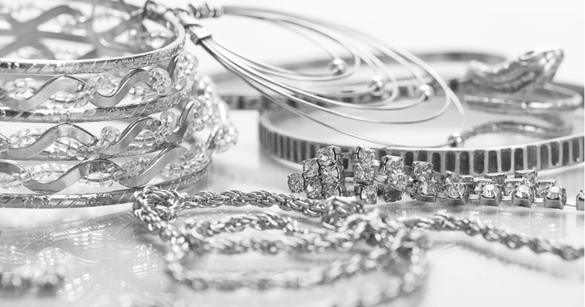 স্বর্ণের পর বাড়লো রুপার দামও