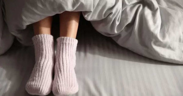 শীতের রাতে মোজা পরে ঘুমাচ্ছেন? জানুন উপকারিতা ও ঝুঁকি