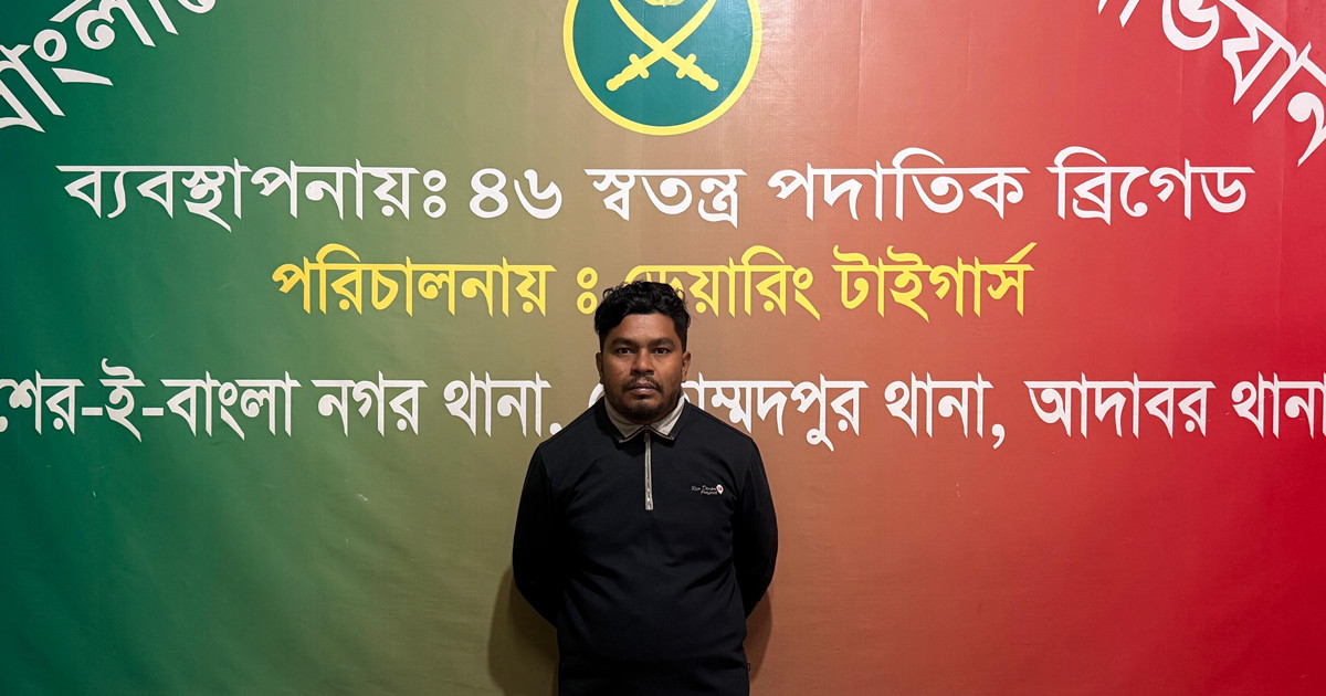 মোহাম্মদপুরে সেনা অভিযানে পিস্তলসহ গ্রেপ্তার রিয়াজ