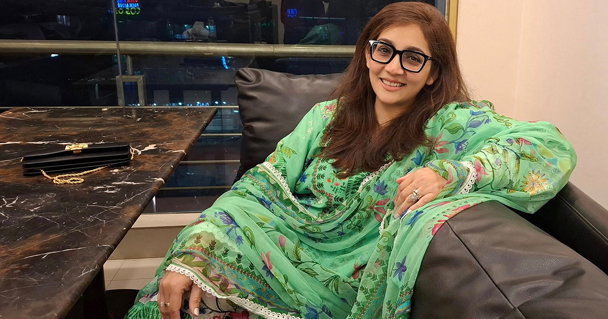 আড়াল থেকে প্রকাশ্যে এলেন মডেল রিয়া