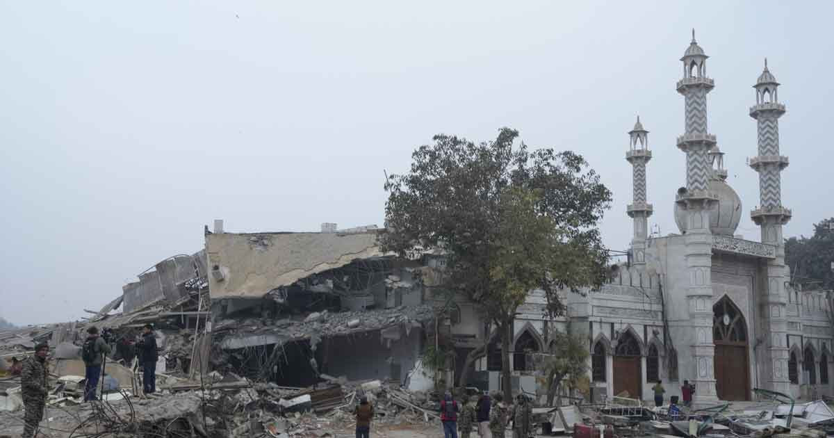 ‘মসজিদ-কবরস্থান’ ধ্বংসে ১৭ বুলডোজার, রণক্ষেত্র দিল্লি