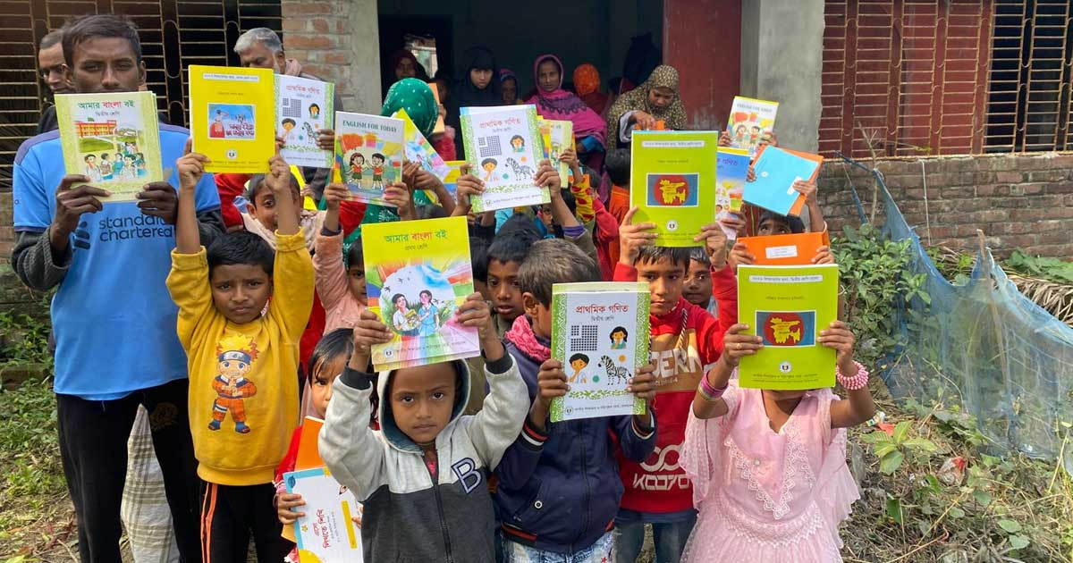 নাটোরের লালপুরে বসুন্ধরা শুভসংঘ স্কুলের শিক্ষার্থীদের হাতে নতুন বই