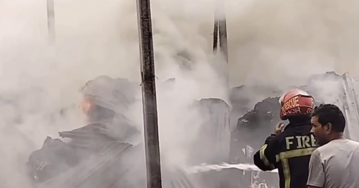 গাজীপুরে ঝুট গোডাউনে আগুন, নিয়ন্ত্রণে ৬ ইউনিট