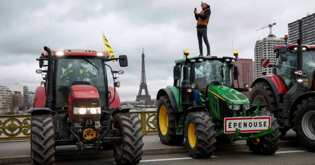 ট্রাক্টর নিয়ে আইফেল টাওয়ারের সামনে ফ্রান্সের কৃষকরা