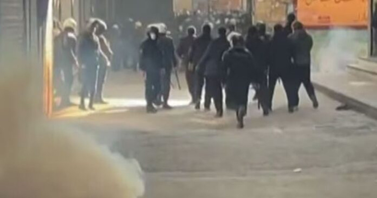 ইরানের ৩১ প্রদেশের ২৫টিতে ছড়িয়ে পড়েছে বিক্ষোভ