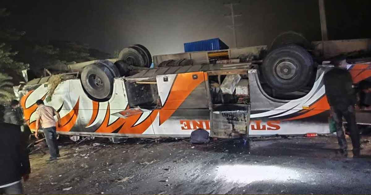 ঢাকা-চট্টগ্রাম মহাসড়কে বাস উল্টে নিহত ২, আহত ১২