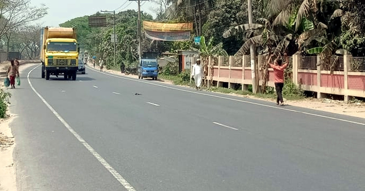 কুমিল্লার দাউদকান্দিতে বাস উল্টে আগুন, নিহত ৪