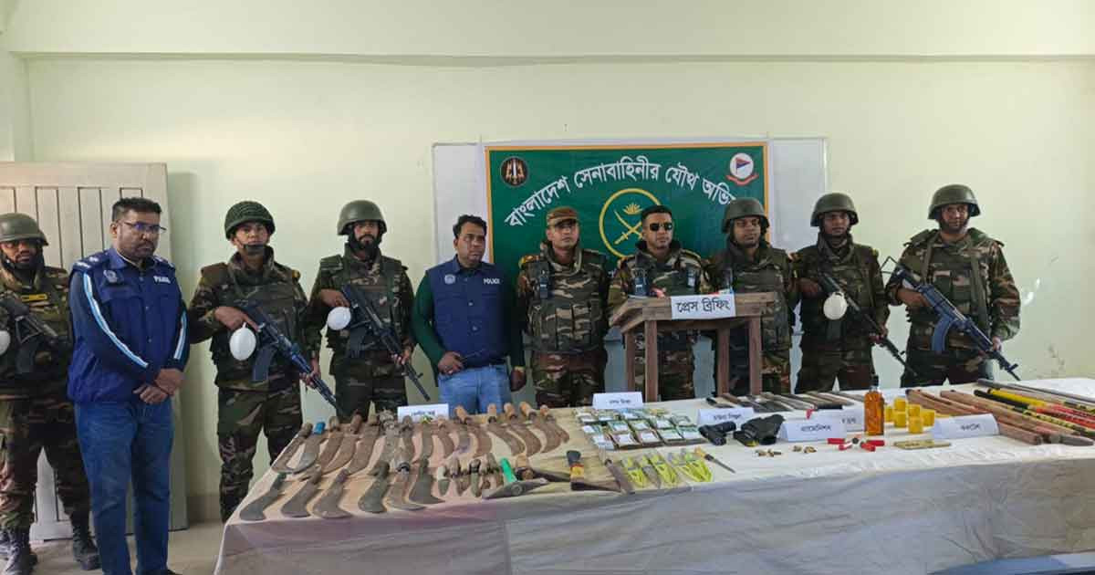 আড়াইহাজারে যৌথ বাহিনীর অভিযান: পুলিশের লুট হওয়া অস্ত্র-গুলিসহ বিপুল দেশীয় অস্ত্র উদ্ধার, গ্রেপ্তার ৫