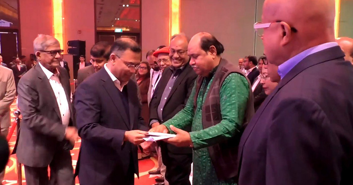 সাংবাদিকদের সঙ্গে শুভেচ্ছা বিনিময় করলেন তারেক রহমান