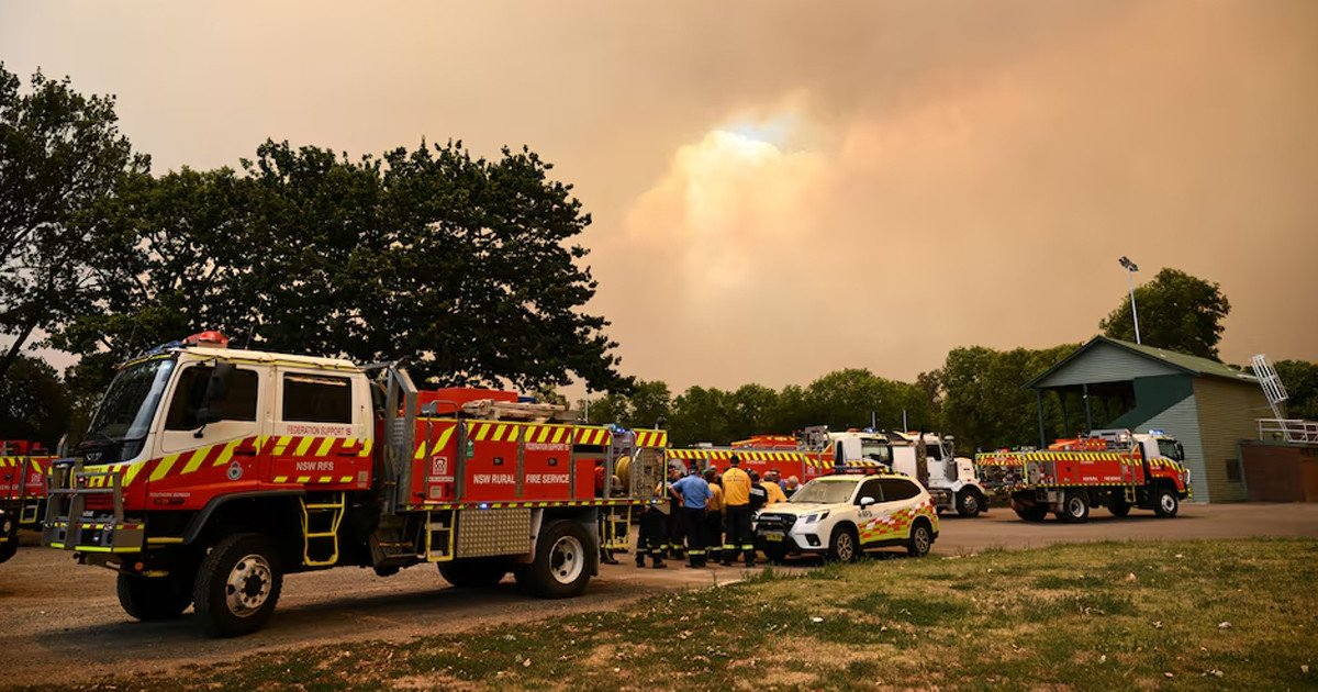 অস্ট্রেলিয়ায় ভয়াবহ দাবানলে পুড়ছে বাড়িঘর, নিখোঁজ ৩