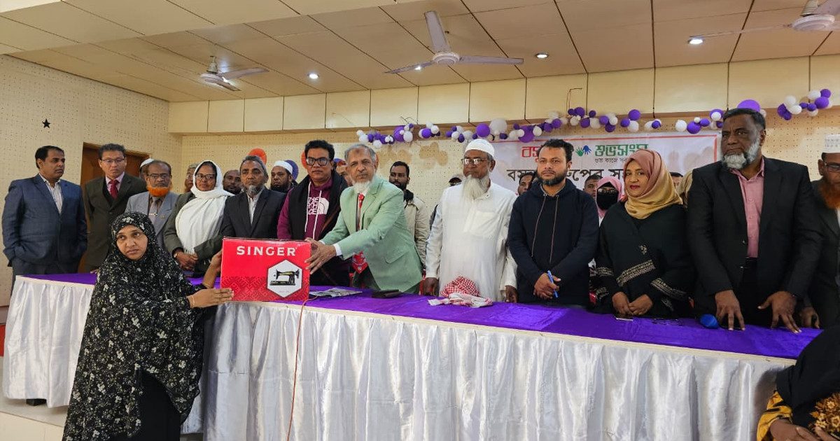 খুলনায় বসুন্ধরা শুভসংঘের সেলাই মেশিন পেলেন ৬০ অসচ্ছ্ল নারী