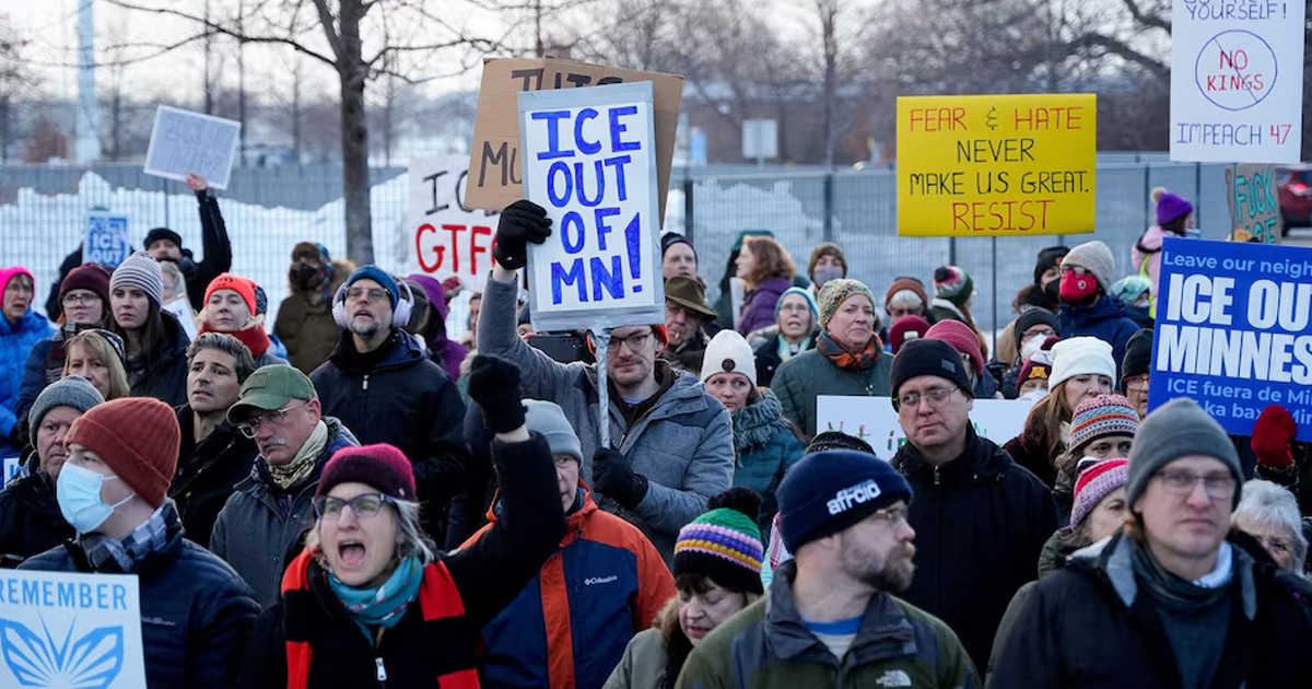 যুক্তরাষ্ট্রে সরকারি কর্মকর্তার গুলিতে নারীর মৃত্যু, রাজপথে হাজারো মানুষের বিক্ষোভ