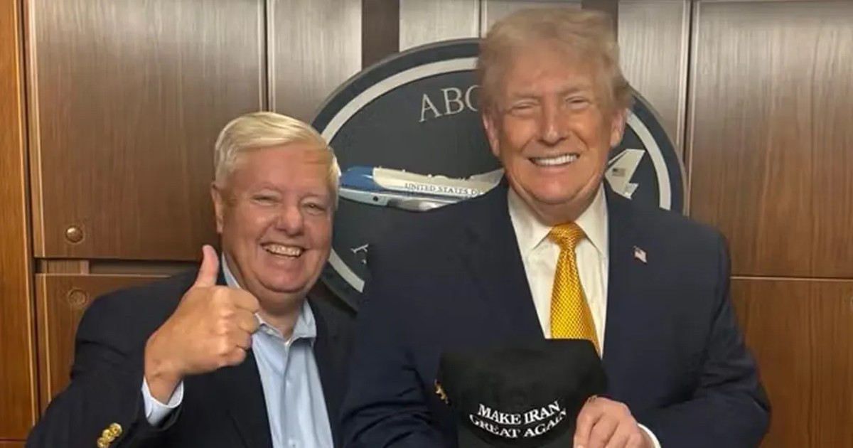 ইরানের বিক্ষোভকারীদের মার্কিন বার্তা: ‘মেক ইরান গ্রেট অ্যাগেইন’!