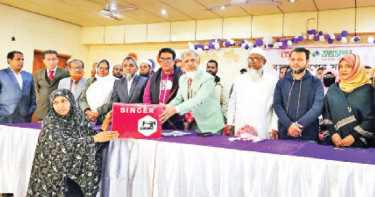 খুলনায় সেলাই মেশিন পেলেন ৬০ নারী