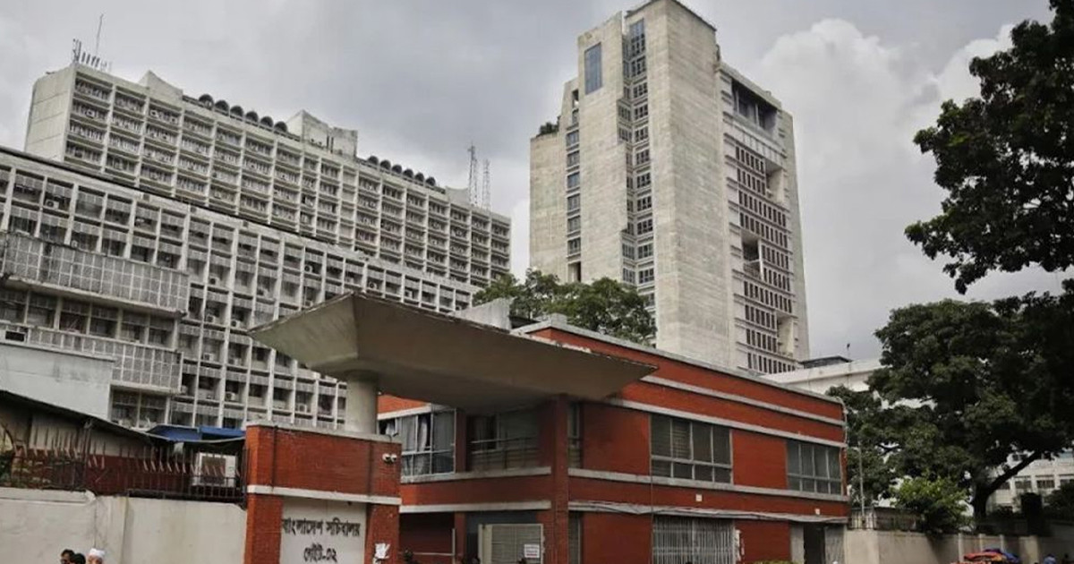 গণভোটের প্রচারণায় ব্যানার টানানো হলো সচিবালয়ে