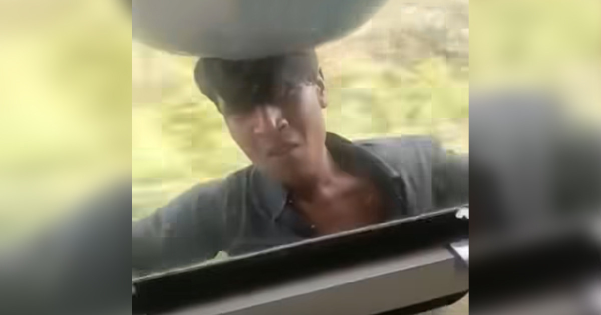 চলন্ত ট্রেনের বন্ধ দরজা থেকে ছিটকে পড়লো ঝুলন্ত হকার! ভিডিও ভাইরাল