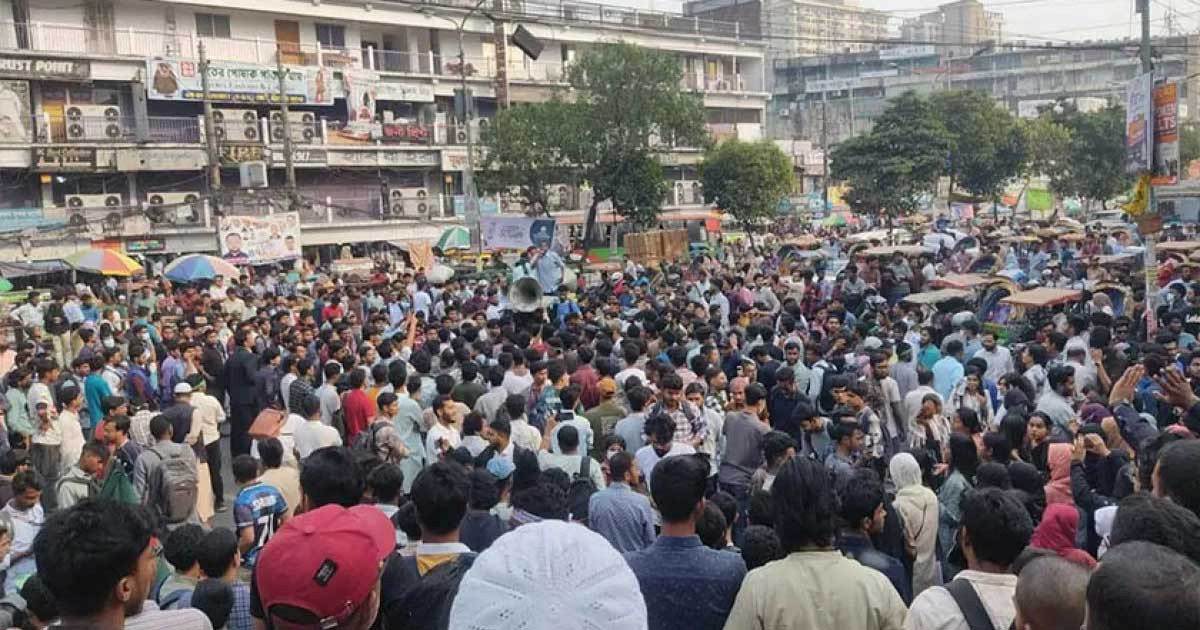 রাজধানীর বিভিন্ন স্থানে সড়কে নামলো শিক্ষার্থীরা, তীব্র যানজট