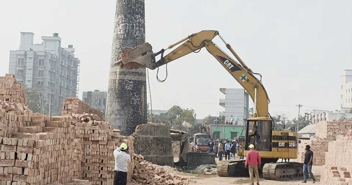 ধামরাইয়ে পাঁচ ইটভাটাকে ৩০ লাখ টাকা জরিমানা, একটির চিমনি ধ্বংস