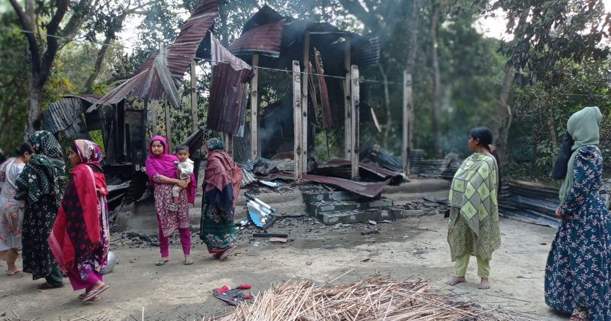 জমি নিয়ে বিরোধ: কুপিয়ে জখমের জেরে অগ্নিসংযোগ, ১৬ বসতঘর পুড়ে ছাই