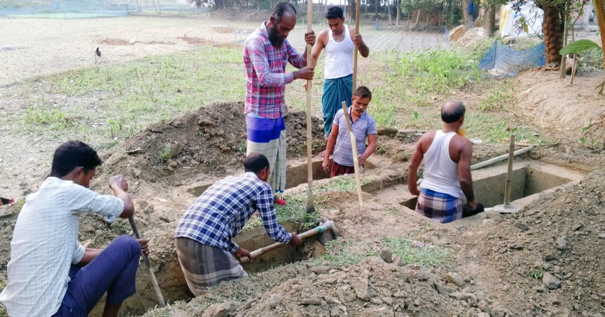 দড়িপাচাশি গ্রামে শোকের মাতম, খোঁড়া হচ্ছে ৩টি কবর