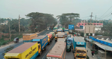 ঢাকা-চট্টগ্রাম মহাসড়কে দীর্ঘ যানজট