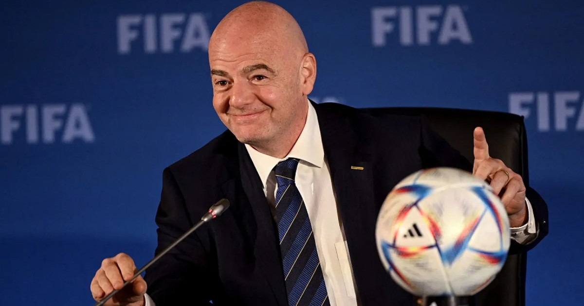 বাংলাদেশের ফুটবল ভক্তদের জন্য ফিফা সভাপতির দারুণ সুখবর