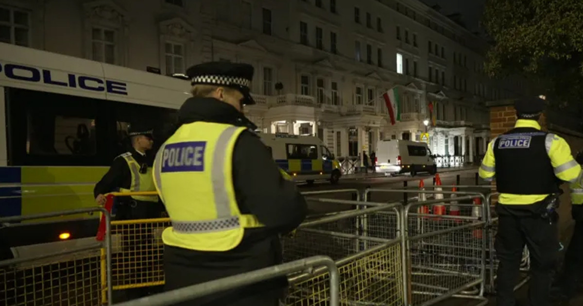 লন্ডনে ইরান দূতাবাসের ছাদে ওঠা বিক্ষোভকারী গ্রেপ্তার