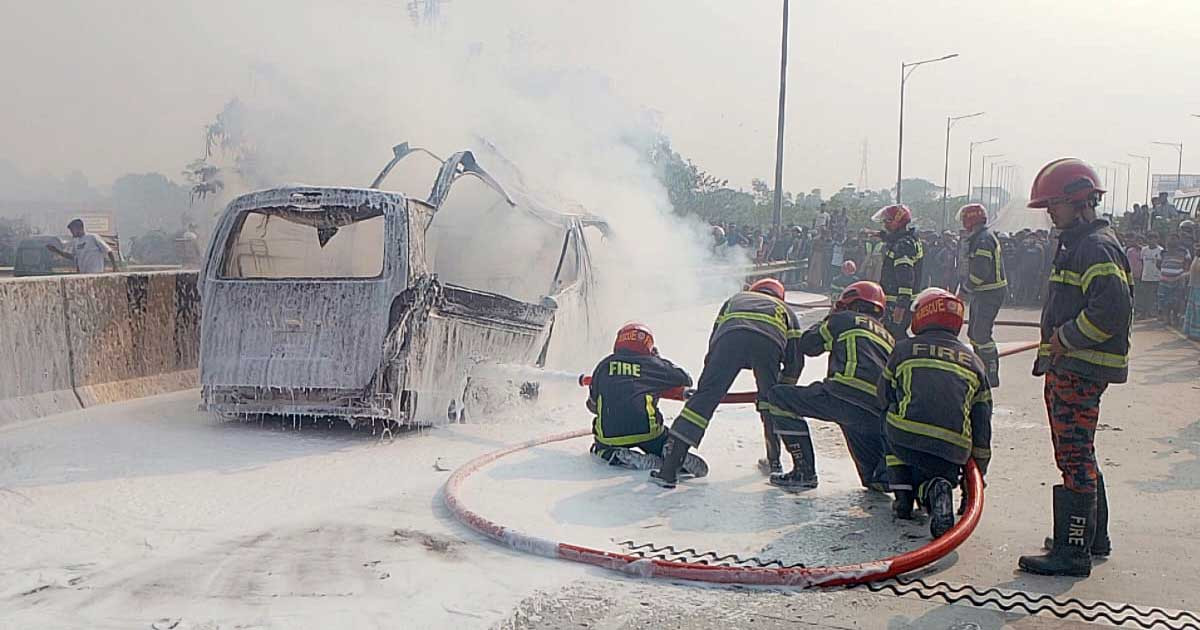 এক্সপ্রেসওয়েতে আগুনে পুড়লো চলন্ত অ্যাম্বুলেন্স