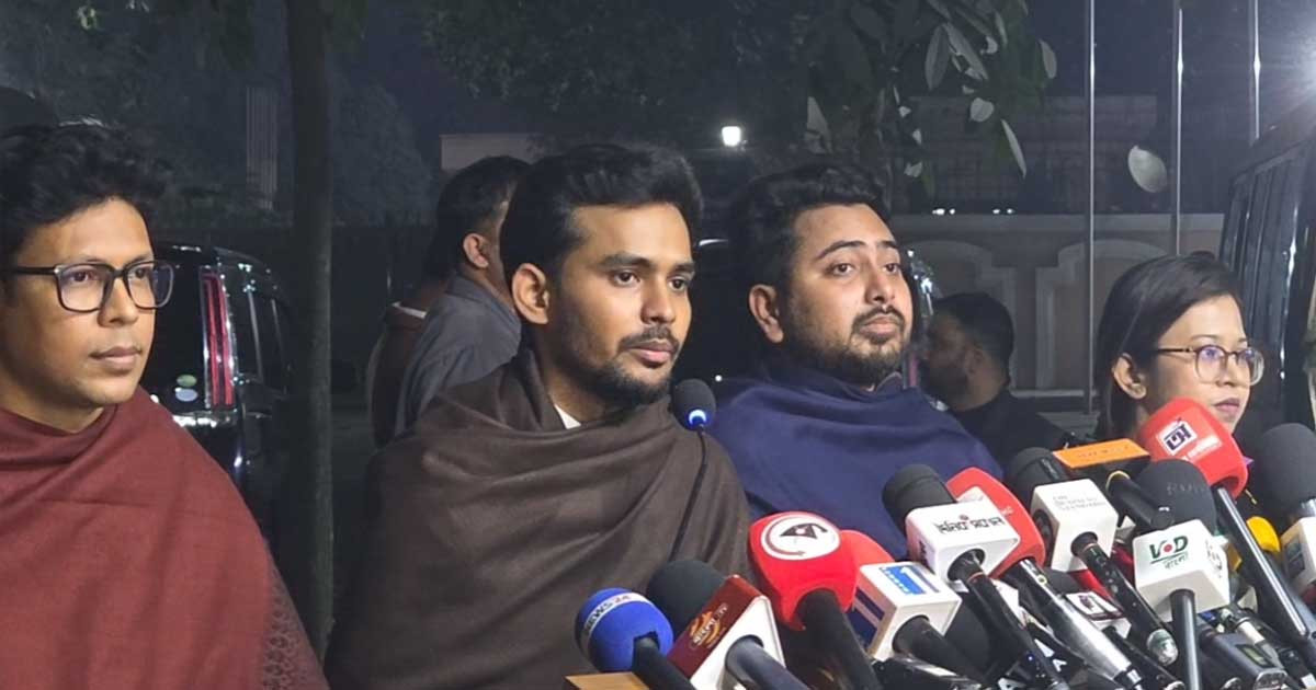 প্রধান উপদেষ্টার সাথে বৈঠক শেষে কথা বলছেন এনসিপি নেতারা