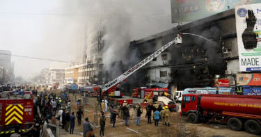 করাচির শপিংমলে আগুনে এ পর্যন্ত নিহত ১১, নিখোঁজ ৬০