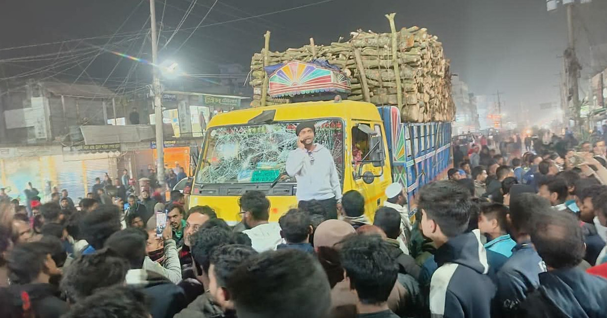 নওগাঁয় ট্রাকচাপায় মা-মেয়ে নিহত