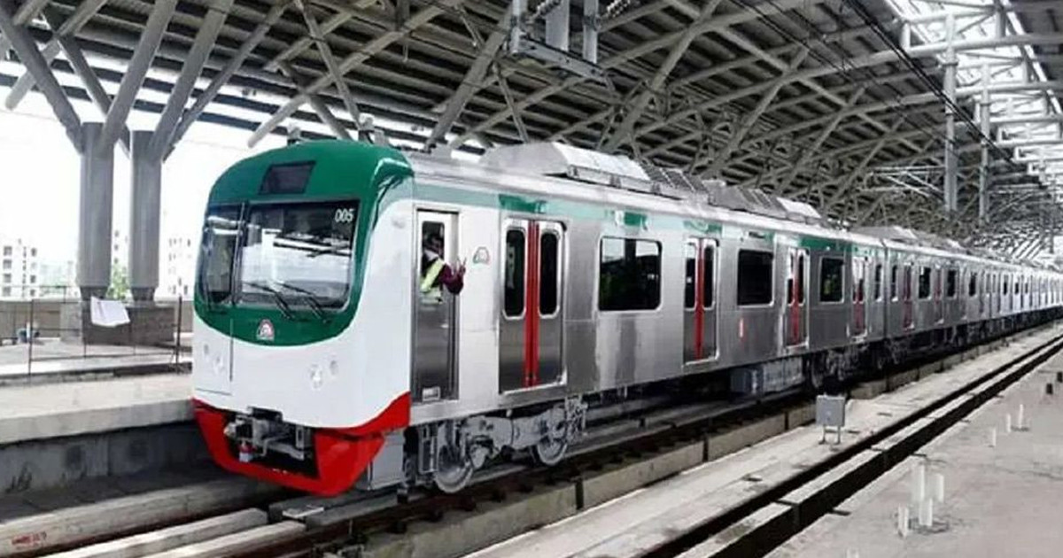 সকালে ফাঁকা ট্রেন, রাতে জায়গা নেই: মেট্রোরেলের সময়সূচি বদলের দাবি