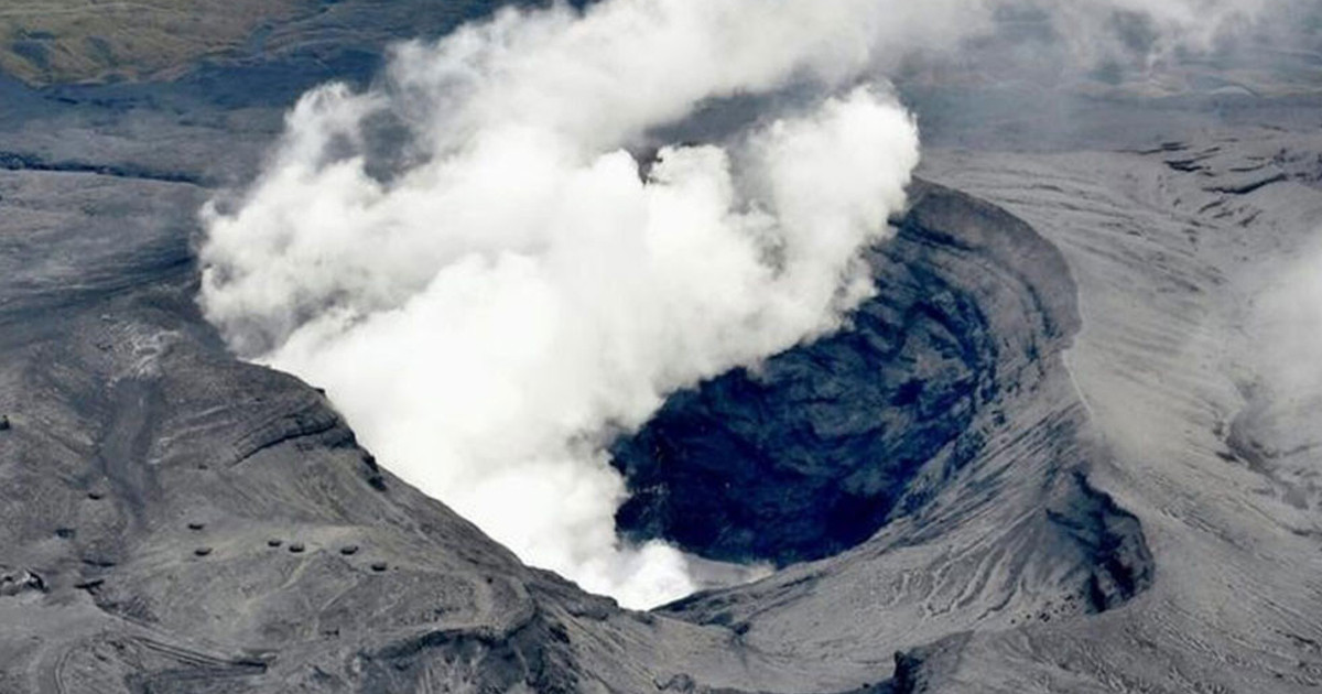 জাপানে আগ্নেয়গিরির কাছে পর্যটকবাহী হেলিকপ্টার নিখোঁজ
