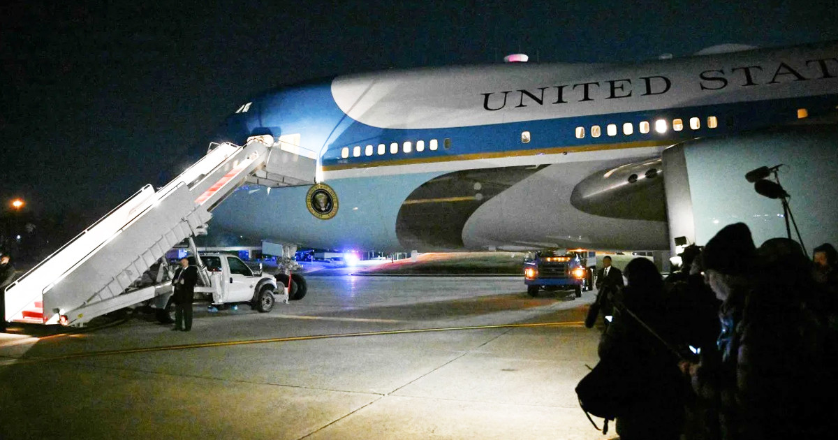 বৈদ্যুতিক ত্রুটি, ট্রাম্পকে বহনকারী বিমান ফিরে গেল মার্কিন ঘাঁটিতে