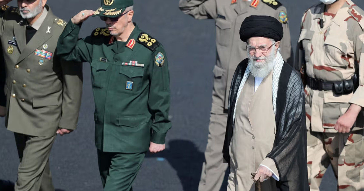 খামেনির দিকে হাত বাড়ালে সেই হাত কেটে ফেলার হুঁশিয়ারি ইরান সেনাবাহিনীর