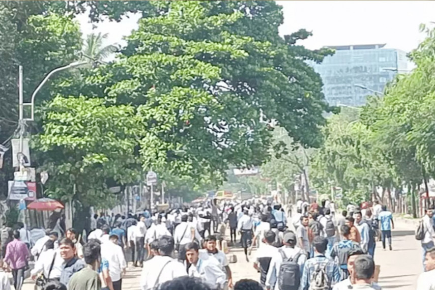 ফের ঢাকা কলেজ ও আইডিয়াল কলেজ শিক্ষার্থীদের সংঘর্ষ, যান চলাচল বন্ধ