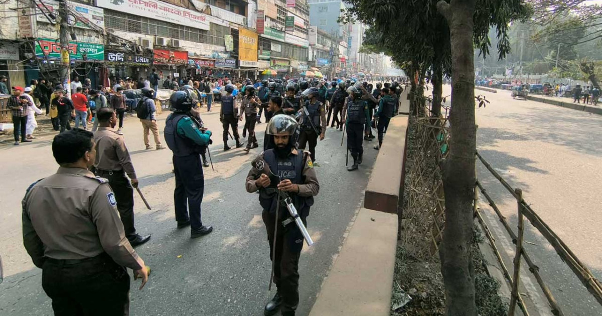 ফের ঢাকা কলেজ ও আইডিয়াল কলেজ শিক্ষার্থীদের সংঘর্ষ, যান চলাচল বন্ধ