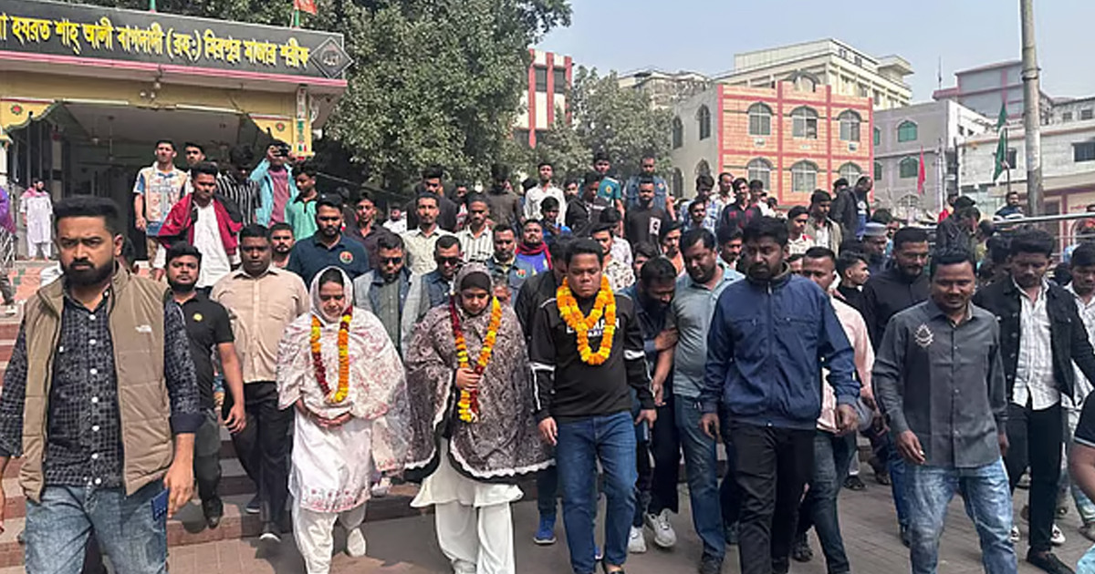 শাহ আলীর মাজার থেকে প্রচার শুরু করলেন বিএনপির প্রার্থী সানজিদা ইসলাম