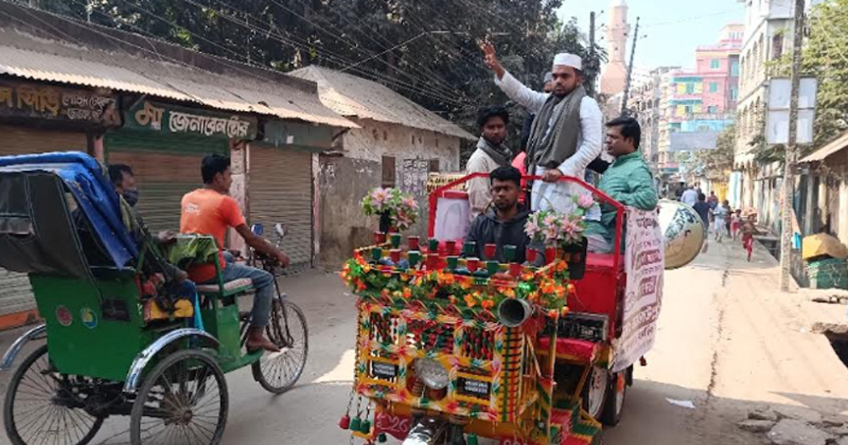পরিবর্তনের বার্তা নিয়ে ভ্যানে করে নির্বাচনি প্রচারণায় এনসিপি প্রার্থী