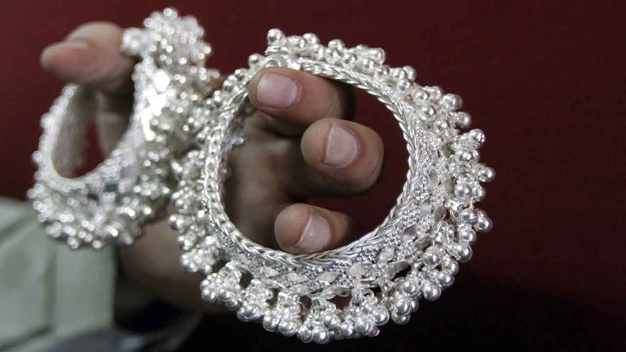 দেশে ফের বাড়ল রুপার দাম, ভরিতে কত?